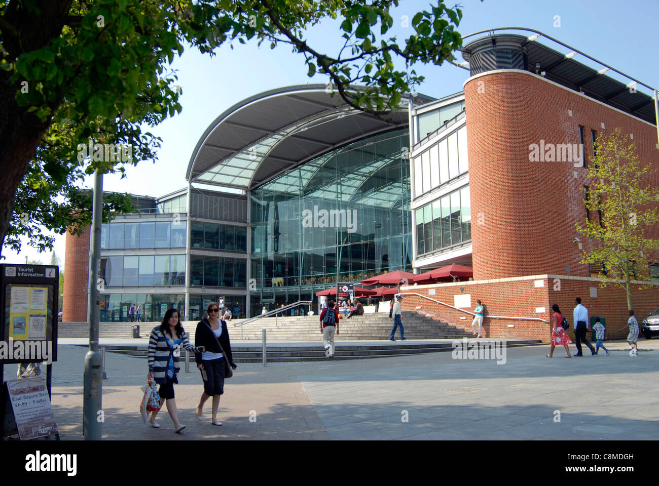 Il Forum di Norwich, il millenium progetto per l'Est dell'Inghilterra è un luogo di ritrovo per gli eventi della comunità, mostre e incontri. Foto Stock
