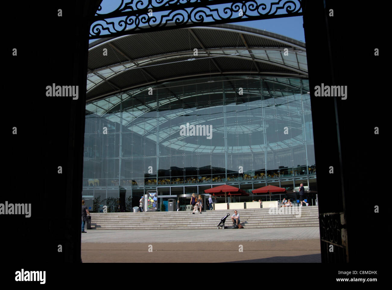 Il Forum di Norwich, il millenium progetto per l'Est dell'Inghilterra è un luogo di ritrovo per gli eventi della comunità, mostre e incontri. Foto Stock