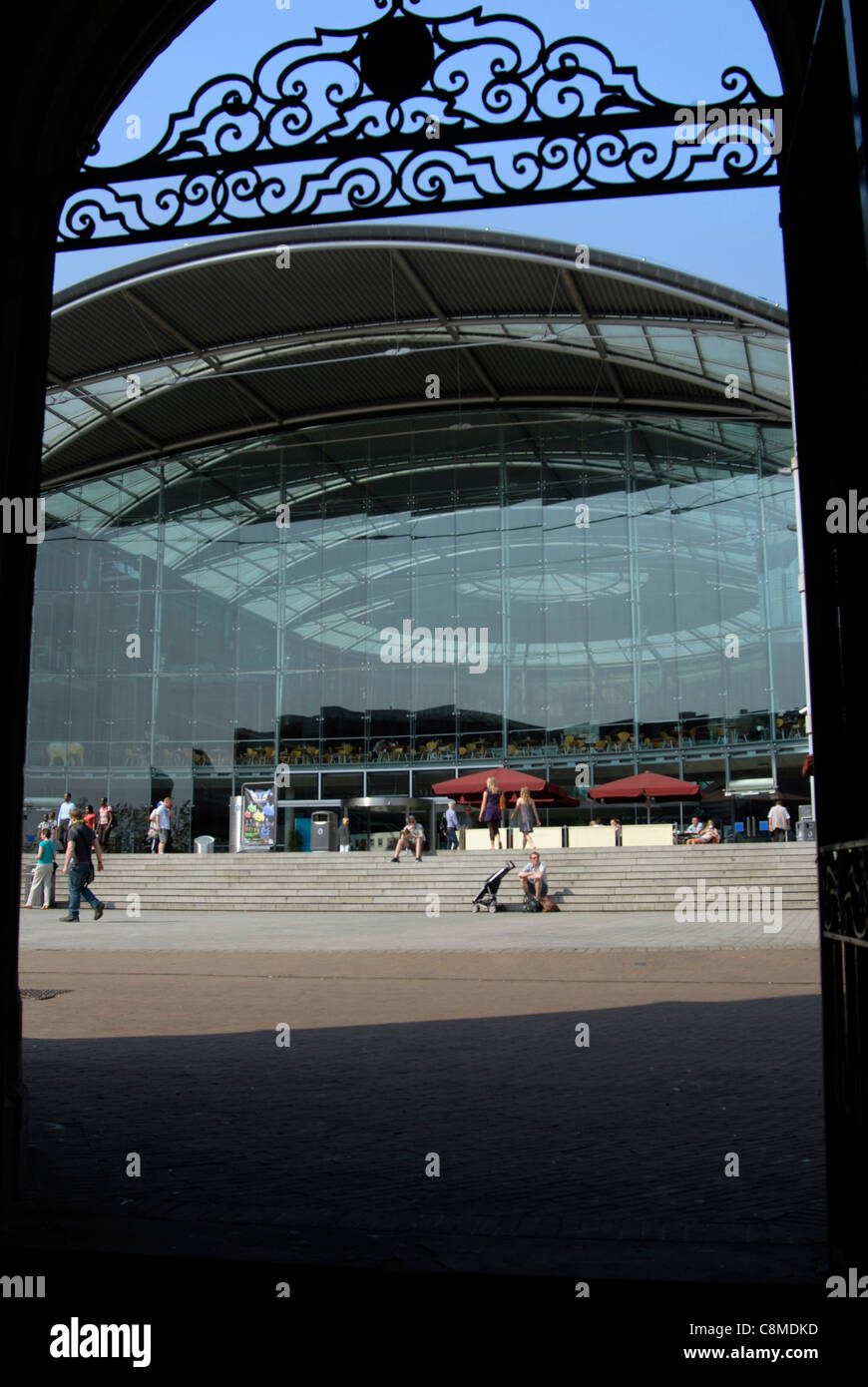 Il Forum di Norwich, il millenium progetto per l'Est dell'Inghilterra è un luogo di ritrovo per gli eventi della comunità, mostre e incontri. Foto Stock