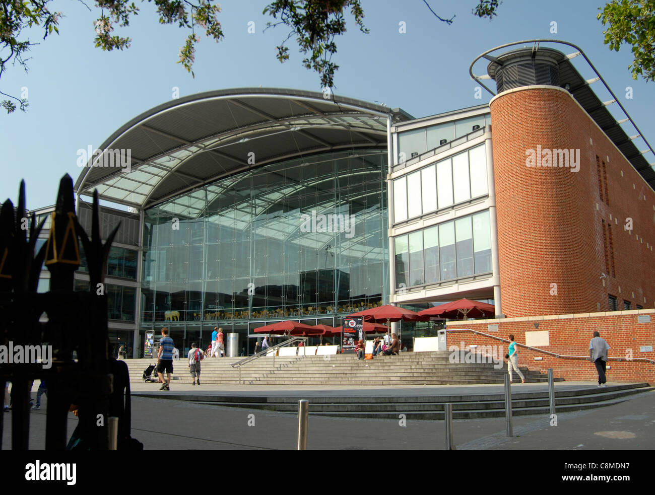 Il Forum di Norwich, il millenium progetto per l'Est dell'Inghilterra è un luogo di ritrovo per gli eventi della comunità, mostre e incontri. Foto Stock