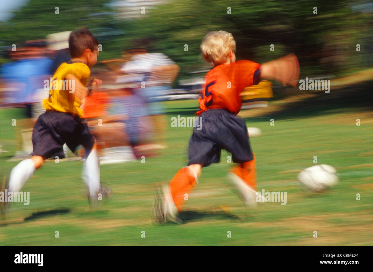 I bambini che giocano a calcio Foto Stock