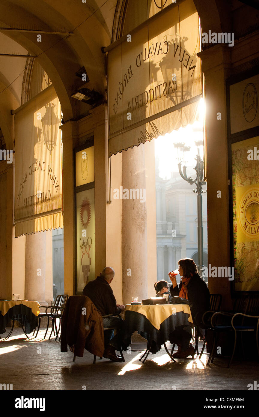 Cenare all'aperto sotto un portico che si affaccia San Carlo Piazza, nell'elegante città di Torino, Piemonte, Italia Foto Stock