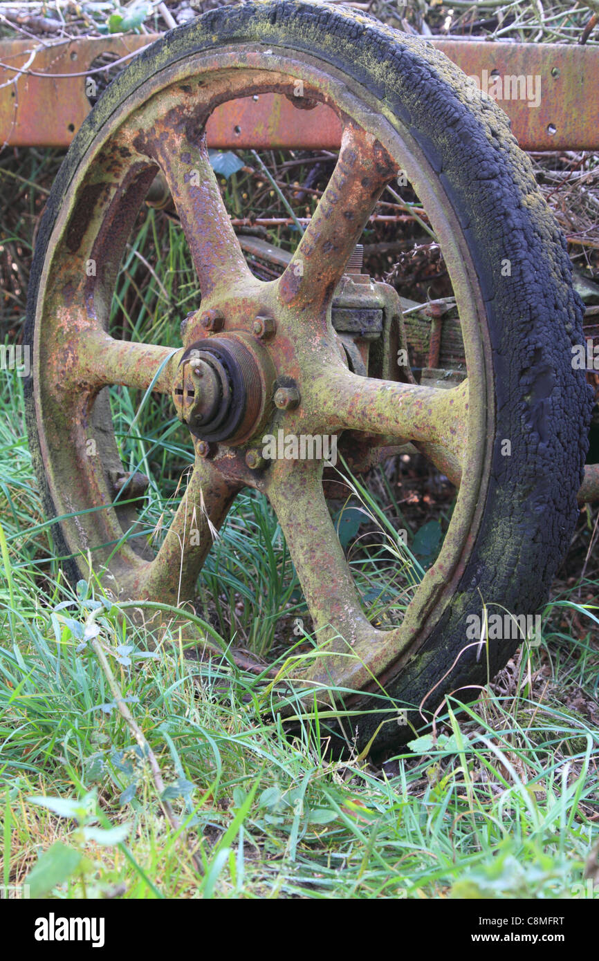 Vecchio carrello metallico ruota con pneumatico in gomma solida Foto Stock