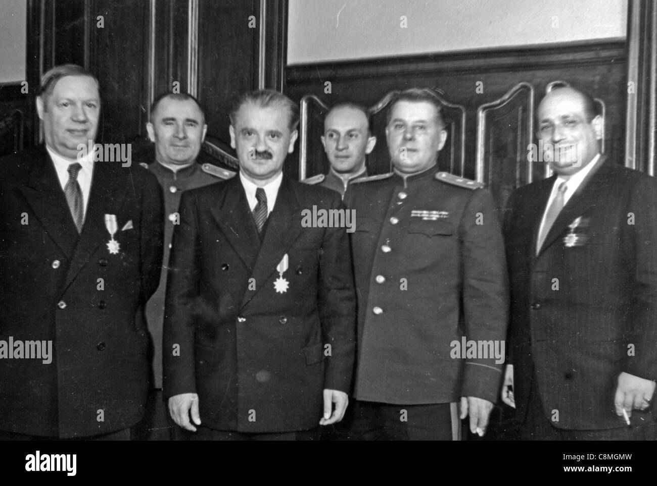 ZOLTAN TILDY Presidente di Ungheria (terza da sinistra) con il russo ufficiali dell'esercito ha decorato per liberare l'Ungheria nel 1945 Foto Stock