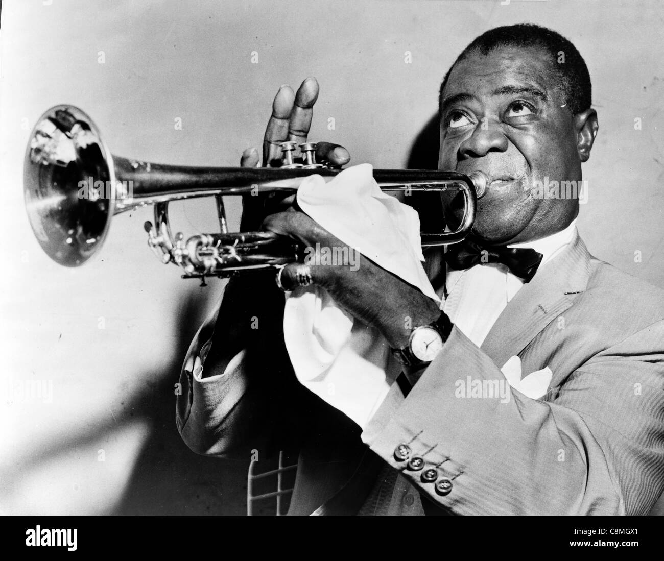 Louis Armstrong suonare la tromba, American trombettista jazz e cantante di New Orleans Foto Stock