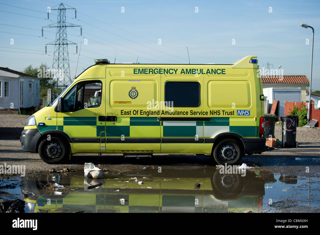 Est dell' Inghilterra ambulanza emergenza parcheggiato su un sito di viaggiatori. Foto Stock