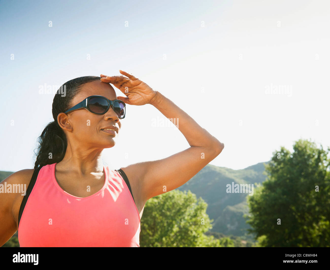 Nero donna in occhiali da sole gli occhi di schermatura Foto Stock