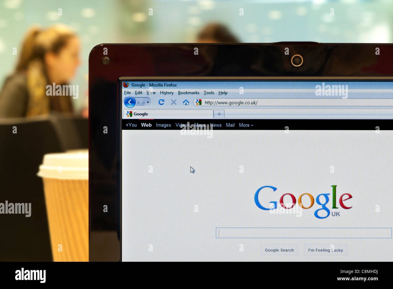 Il sito web di Google shot in una caffetteria ambiente (solo uso editoriale: -print, TV, e-book e Redazione sito web). Foto Stock