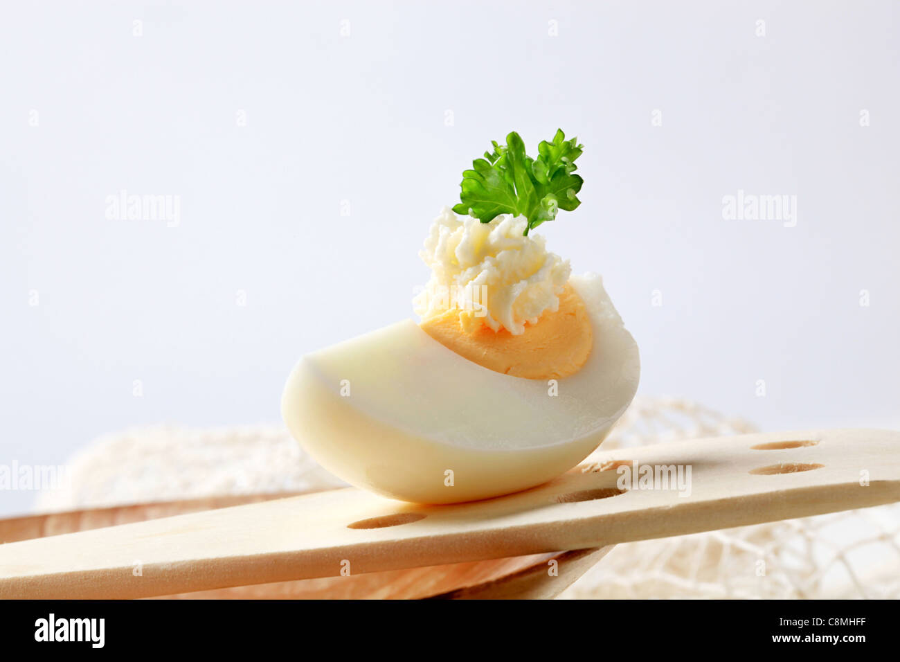 Uova sode e rabboccato con diffusione e prezzemolo Foto Stock