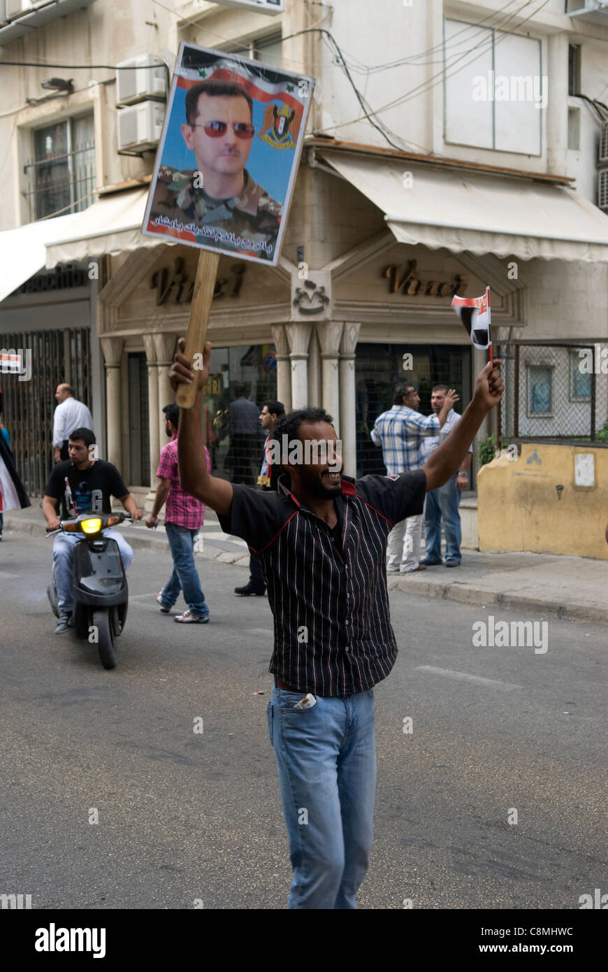 Arab che mostra il suo sostegno per il regime di Bashar al-Assad durante una dimostrazione in Hamra, west Beirut, Libano il 23.10.2011 Foto Stock