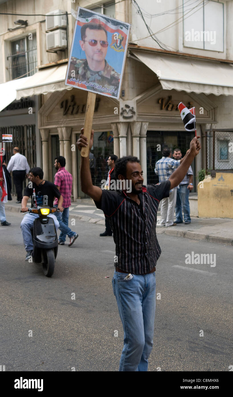 Arab che mostra il suo sostegno per il regime di Bashar Assad durante una dimostrazione in Hamra, west Beirut, Libano su 23.10.2011. Foto Stock