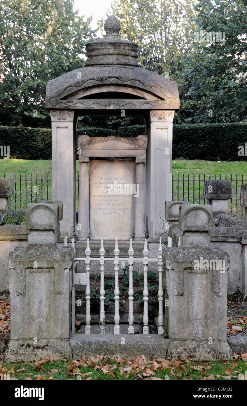 La tomba dell'architetto Sir John Soane a St Pancras vecchia chiesa influenzato il design da Giles Gilbert Scott rossi della scatola del telefono Foto Stock