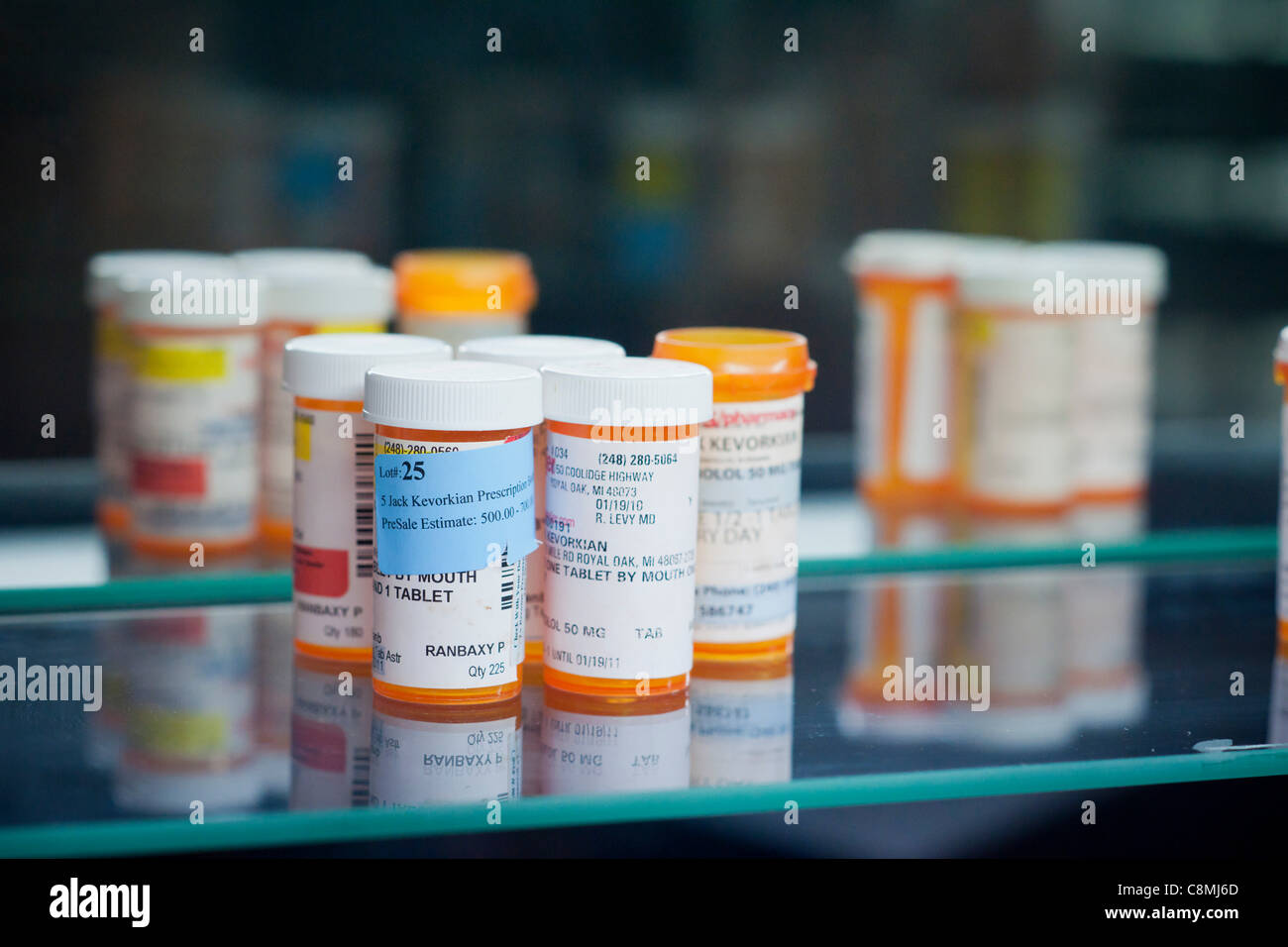 Misc. bottiglie di prescrizione farmaci presi dal dottor Jack Kevorkian sono visto in anteprima per la vendita di beni immobili del dottor Kevorkian a New York dalla Hutter Asta Gallerie di giovedì 27 ottobre, 2011. Foto Stock