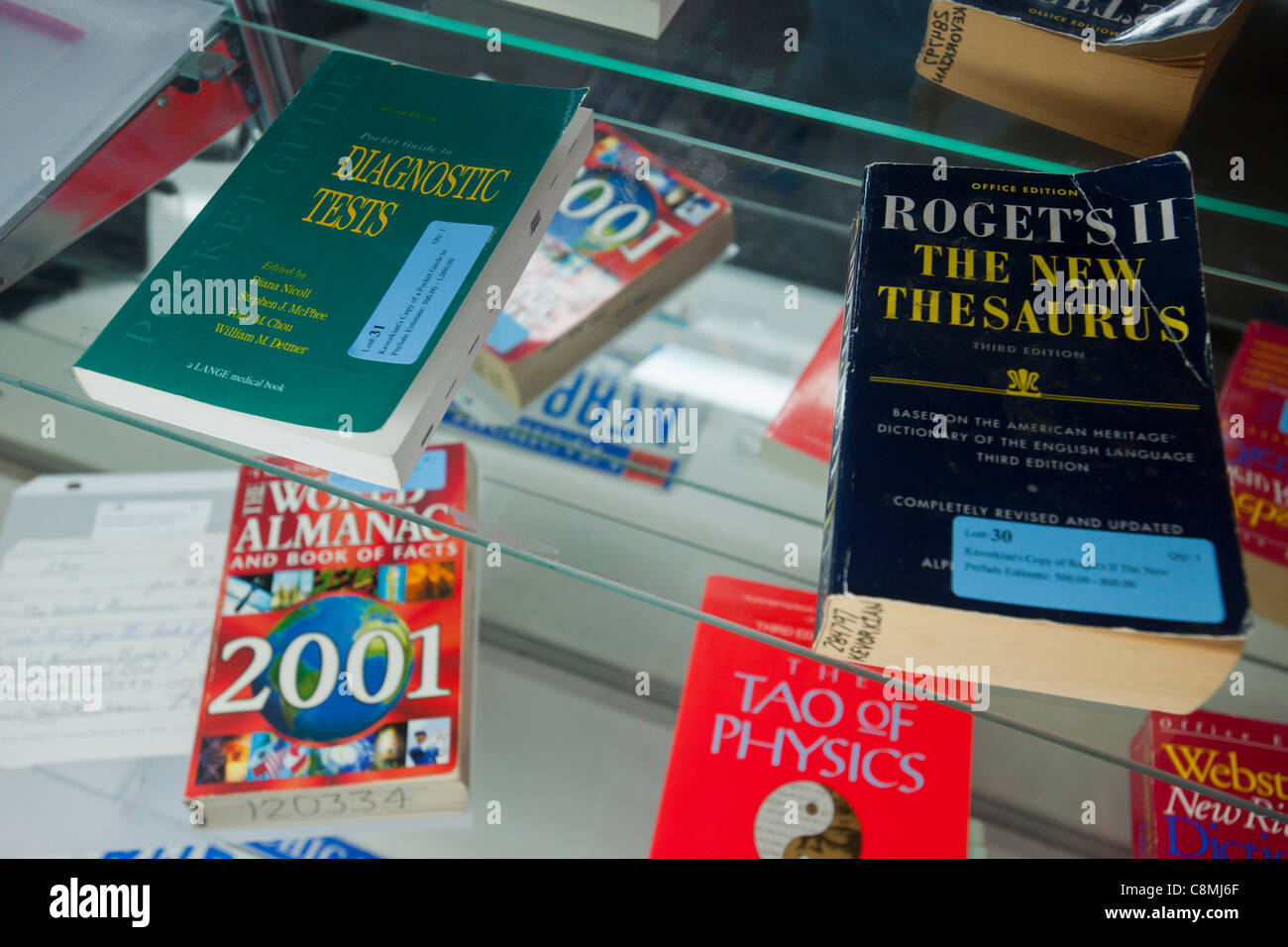 Misc. libri di proprietà dal dottor Jack Kevorkian sono visto in anteprima per la vendita di beni immobili del dottor Kevorkian a New York dalla Hutter Asta Gallerie di giovedì 27 ottobre, 2011. Foto Stock