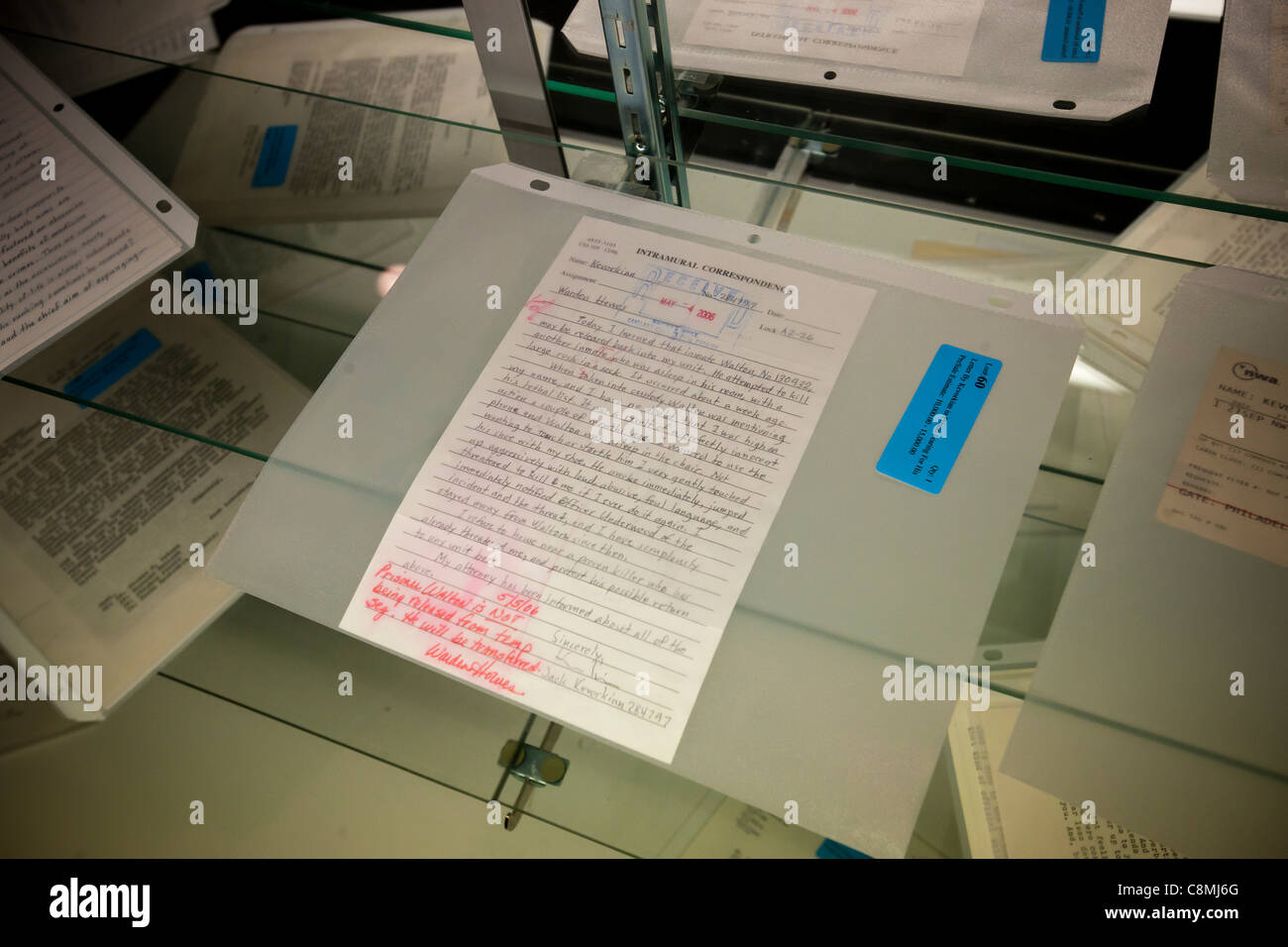 La corrispondenza scritta a mano mentre in prigione dal dottor Jack Kevorkian è visto in anteprima per la vendita di beni immobili del dottor Kevorkian a New York dalla Hutter Asta Gallerie di giovedì 27 ottobre, 2011. Foto Stock