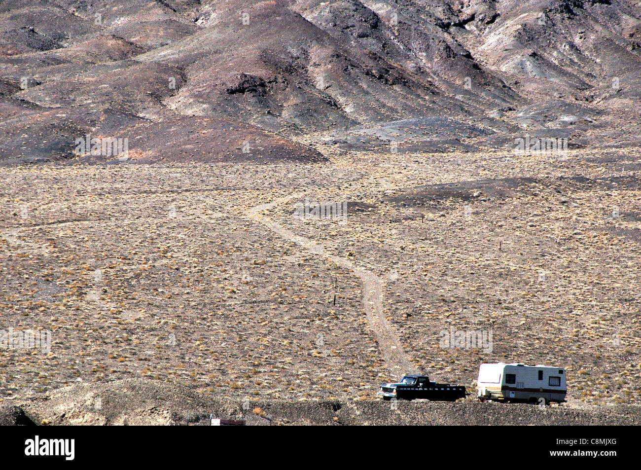 Un camion e rimorchio nel deserto fuori dell'Autostrada 95 nel deserto del Nevada occidentale Foto Stock