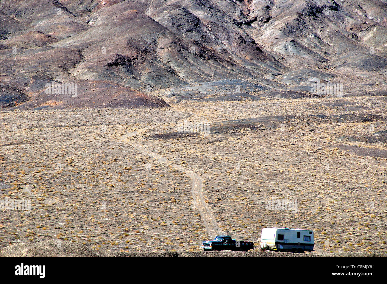 Un camion e rimorchio nel deserto fuori dell'Autostrada 95 nel deserto del Nevada occidentale Foto Stock
