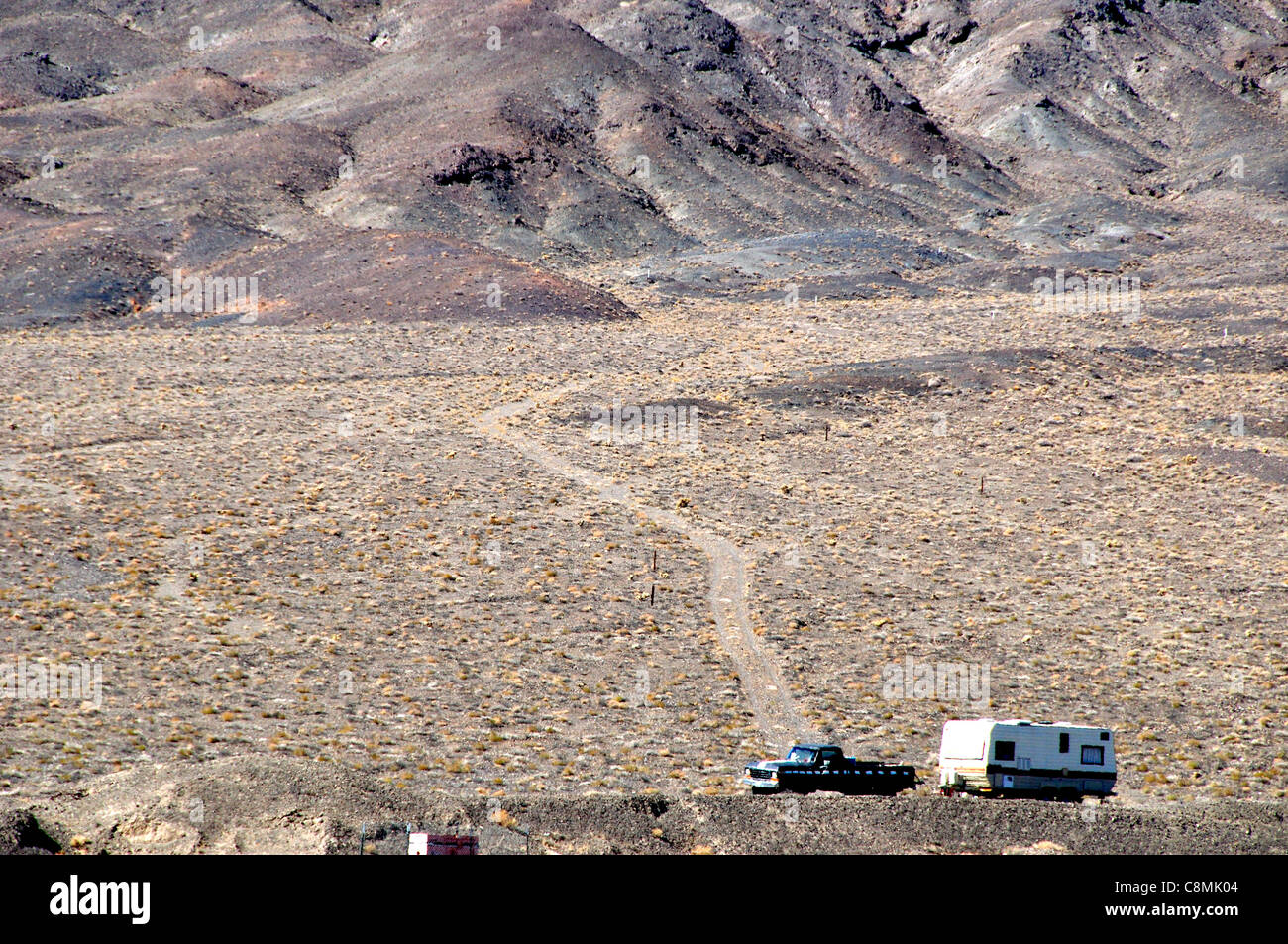 Un camion e rimorchio nel deserto fuori dell'Autostrada 95 nel deserto del Nevada occidentale Foto Stock