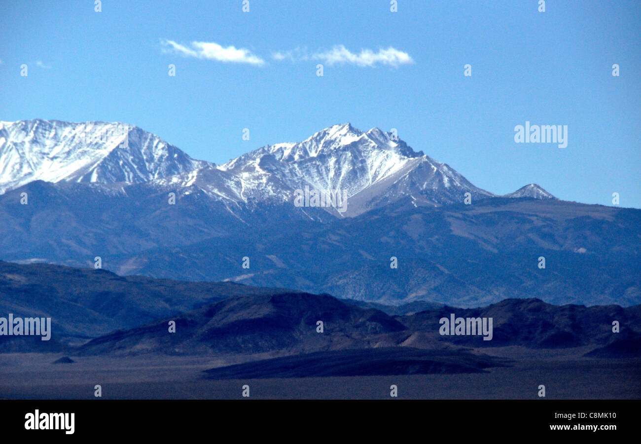 Vista del versante orientale delle montagne bianche in California si vede dall'Autostrada 95 in Nevada. Foto Stock