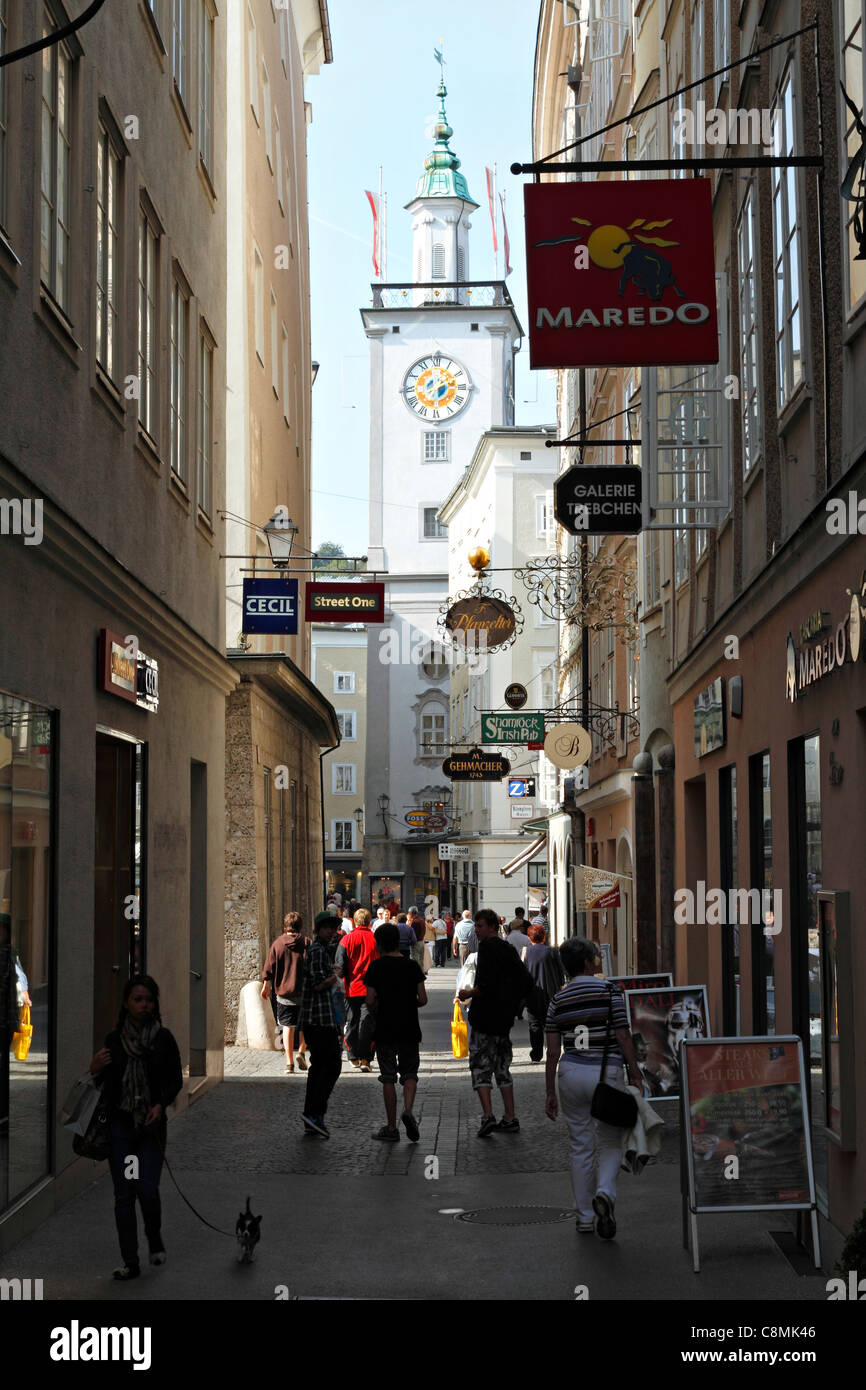 Judengasse street e il clock del vecchio municipio, Salzburg Austria Foto Stock