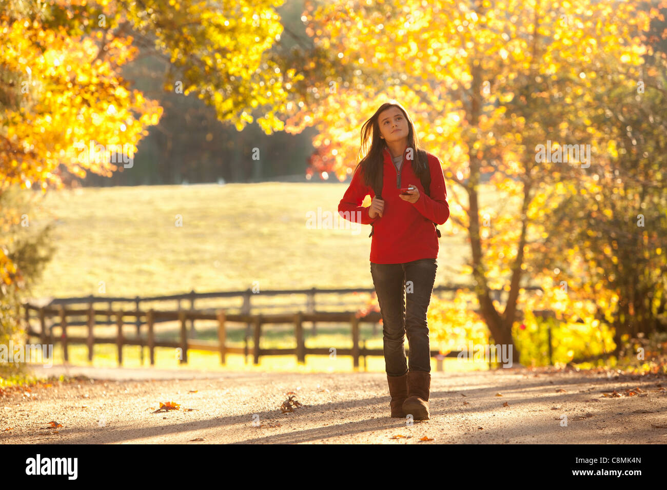 Caucasian ragazza camminare sulla strada di campagna Foto Stock