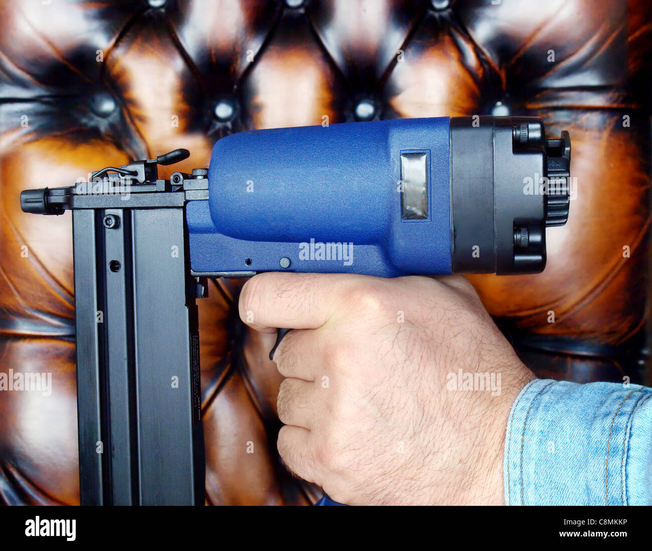 Maschio con mano carpenter strumento di lavoro sul rivestimento di mobili Foto Stock