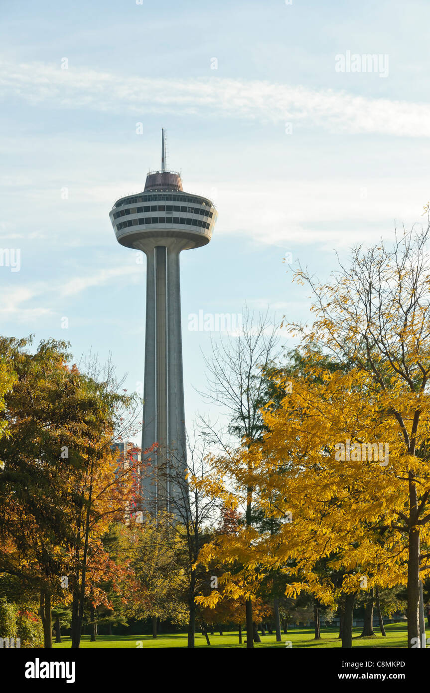 Vista panoramica in autunno di Skylon Tower e il suo ristorante rotante che sorge a 775 metri sopra la base delle Cascate di Niagara, Foto Stock