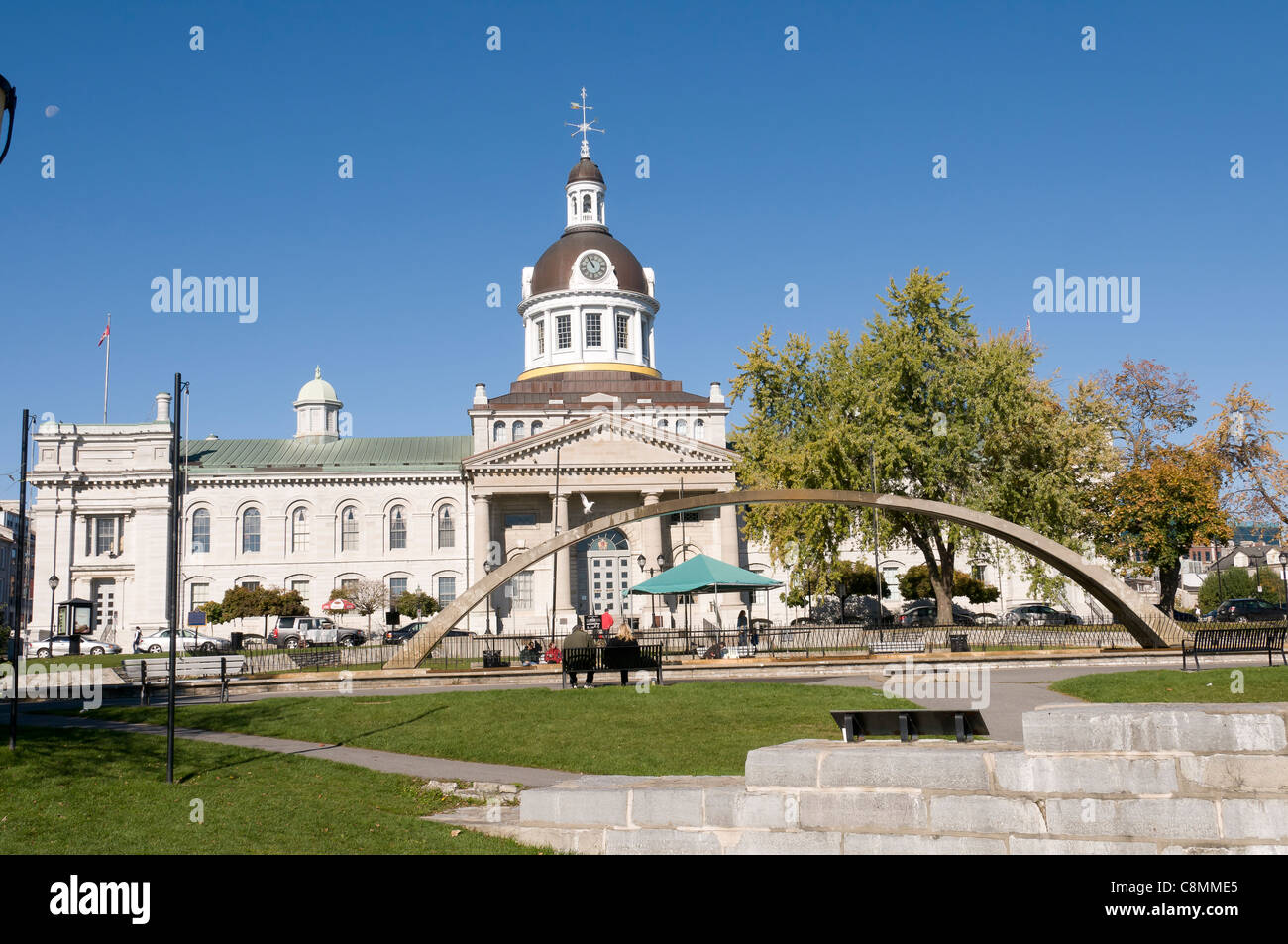 I turisti a sedersi su una panchina di fronte al municipio di Kingston e la Confederazione arch fontana, Ontario Canada Foto Stock