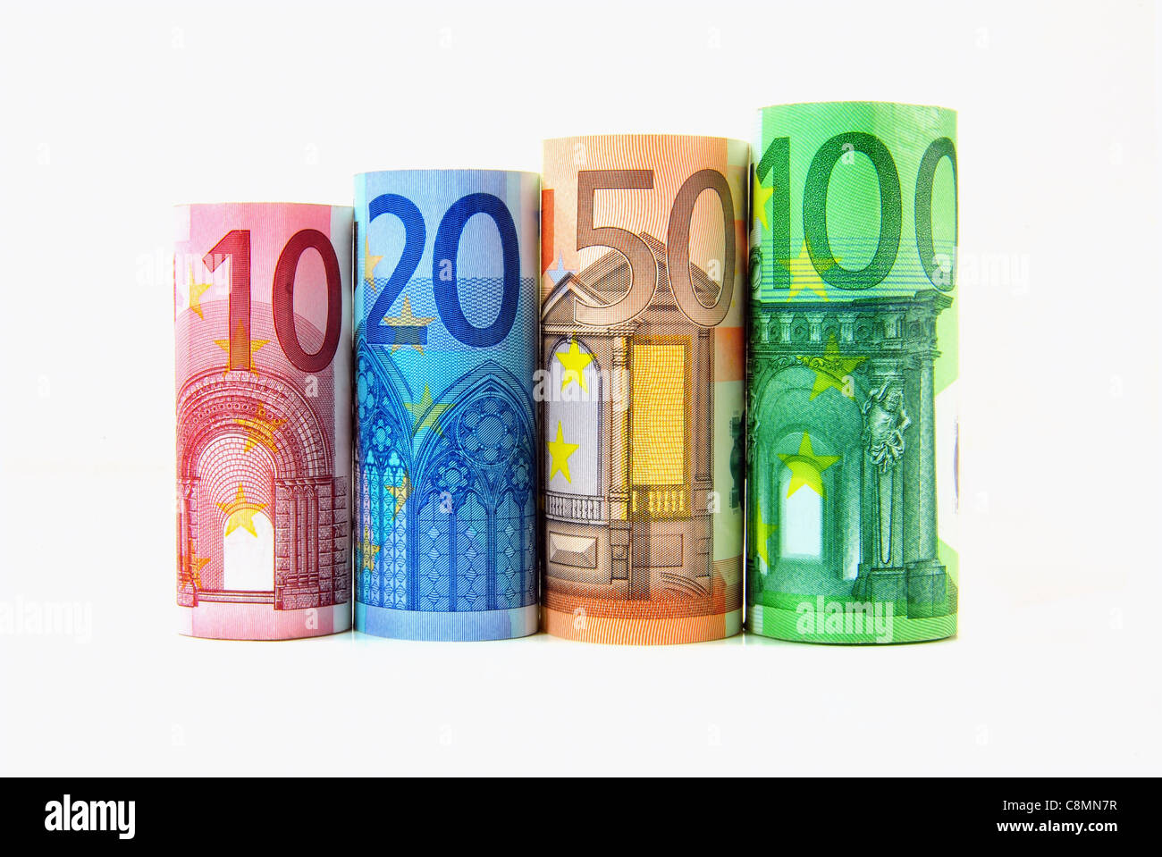 Arrotolate le banconote in euro da 10 a 100 Euro su sfondo bianco Foto Stock
