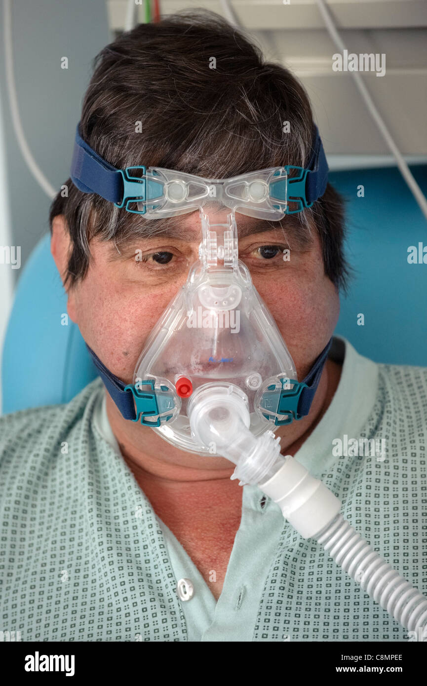 Ritratto di uomo che indossa una maschera ad ossigeno Foto Stock