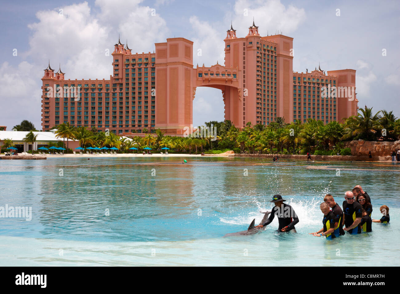 Dolphin Cay con Royal Towers in background, Atlantis Resort, Paradise Island, Bahamas, dei Caraibi Foto Stock