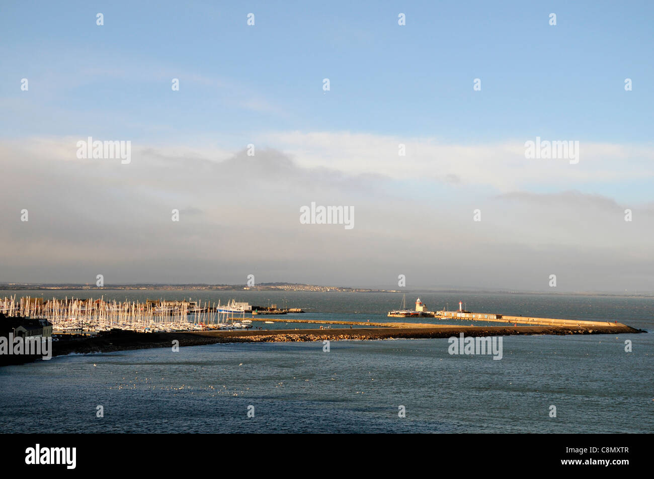 Howth harbour marina del porto di attracco County Dublin Bay nel mare d'Irlanda Irlanda faro luce pilota Foto Stock