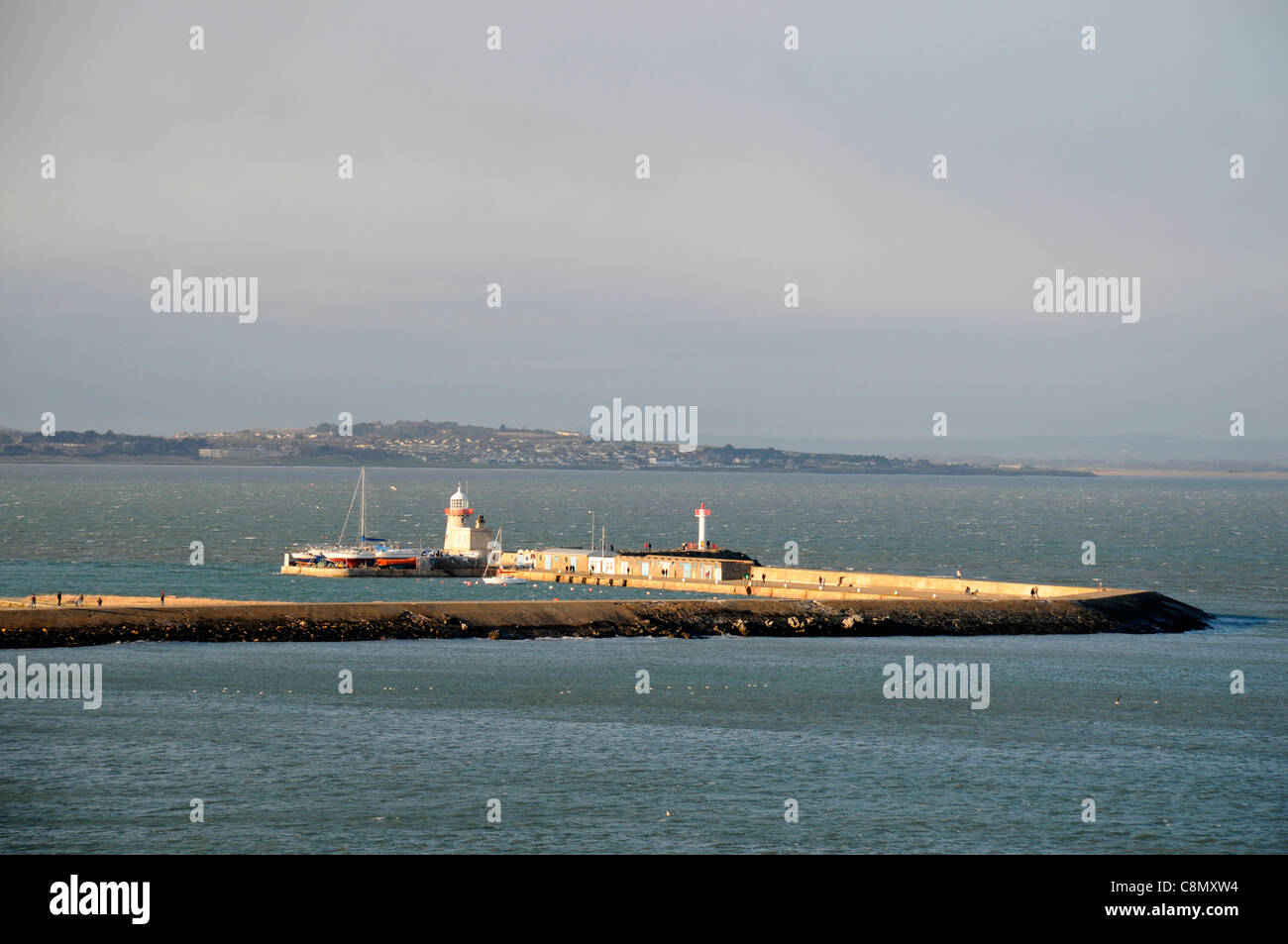Howth harbour marina del porto di attracco County Dublin Bay nel mare d'Irlanda Irlanda faro luce pilota Foto Stock