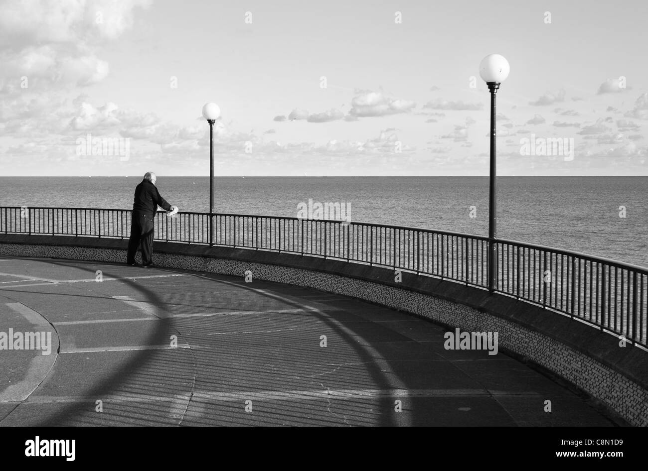 Uomo che guarda al mare. Eastbourne, East Sussex, south coast Inghilterra, Regno Unito Foto Stock
