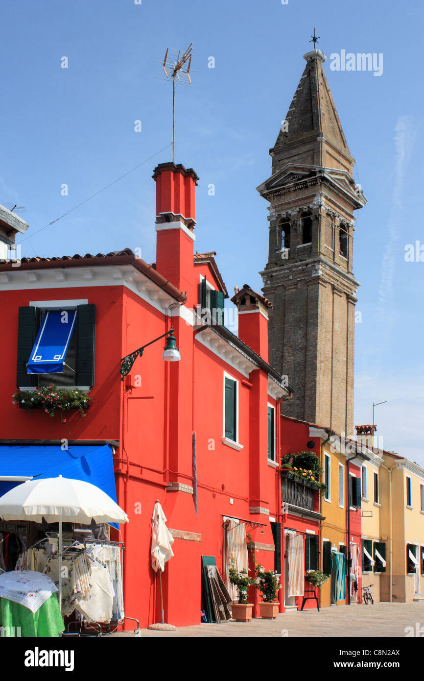 Case rosso a isola di Burano Venezia Italia Foto Stock