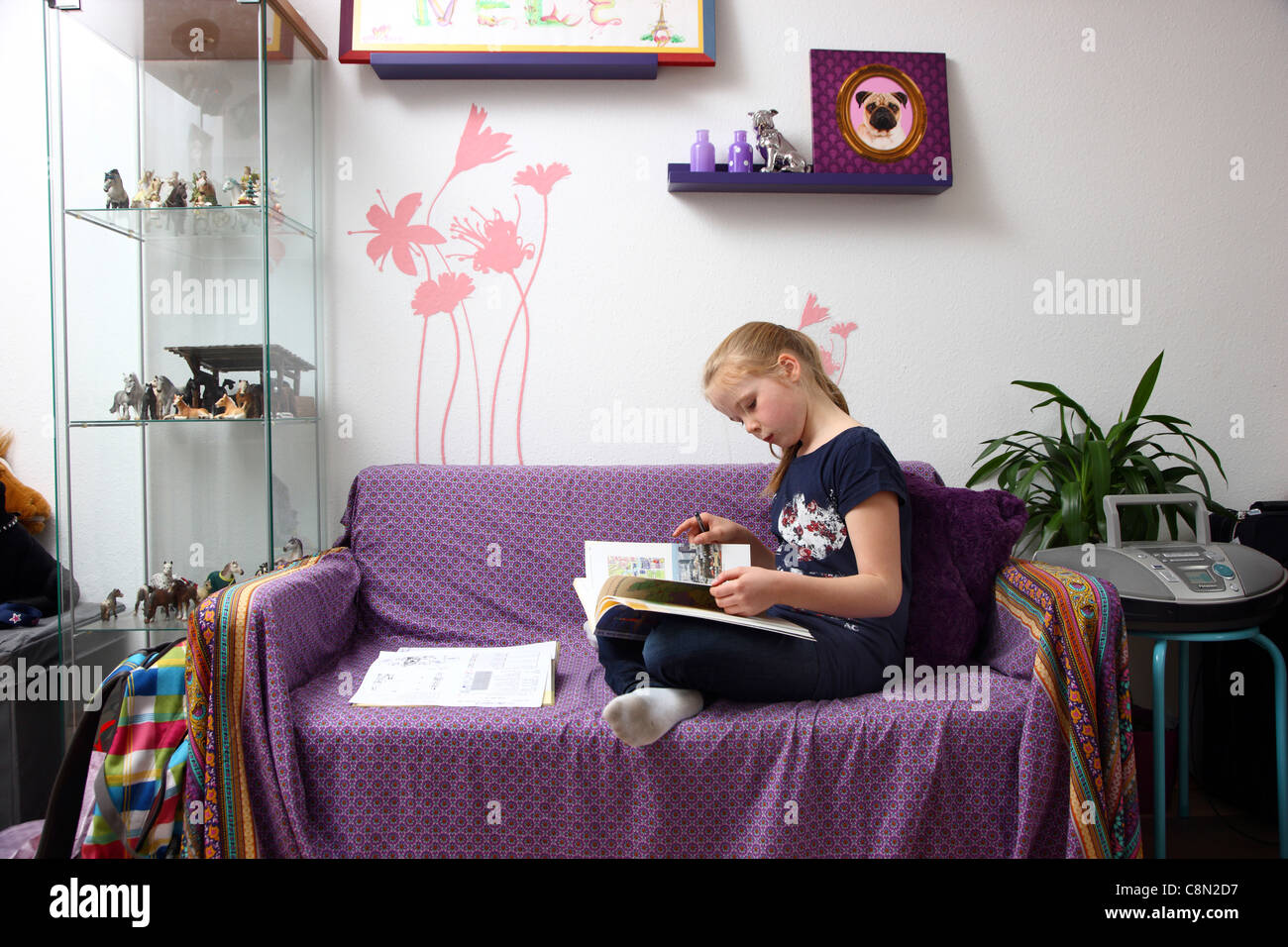 Ragazza, 10 anni, di apprendimento per la scuola, a casa nella sua stanza, studiare. Foto Stock