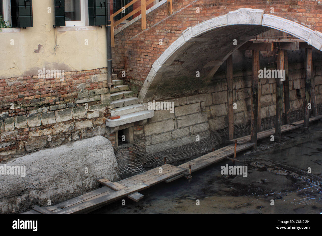 Manutenzione del dragaggio a secco dei canali di Venezia Foto Stock