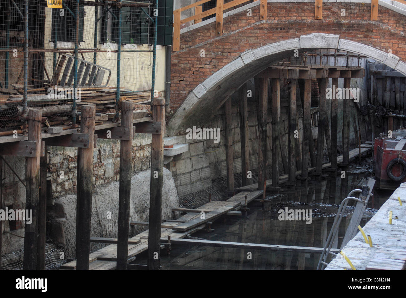 Manutenzione del dragaggio a secco dei canali di Venezia Foto Stock