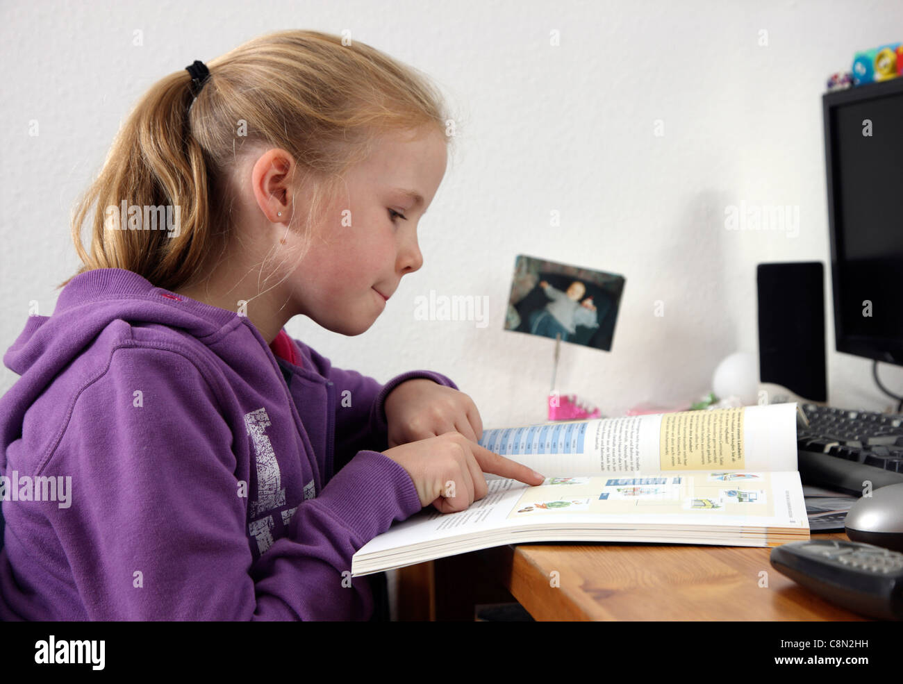 Ragazza, 10 anni, di apprendimento per la scuola, a casa nella sua stanza, studiare. Foto Stock