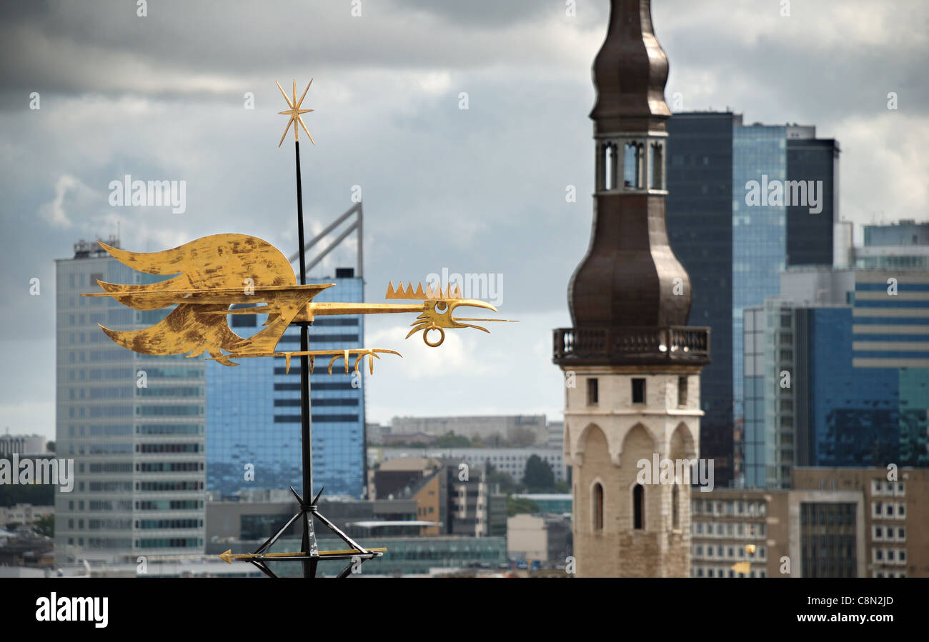 Banderuola contro edifici ad alta a Tallinn in Estonia. Foto Stock