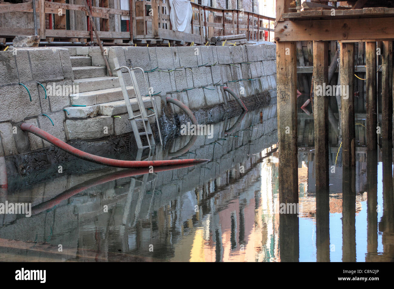Manutenzione del dragaggio a secco dei canali di Venezia Foto Stock