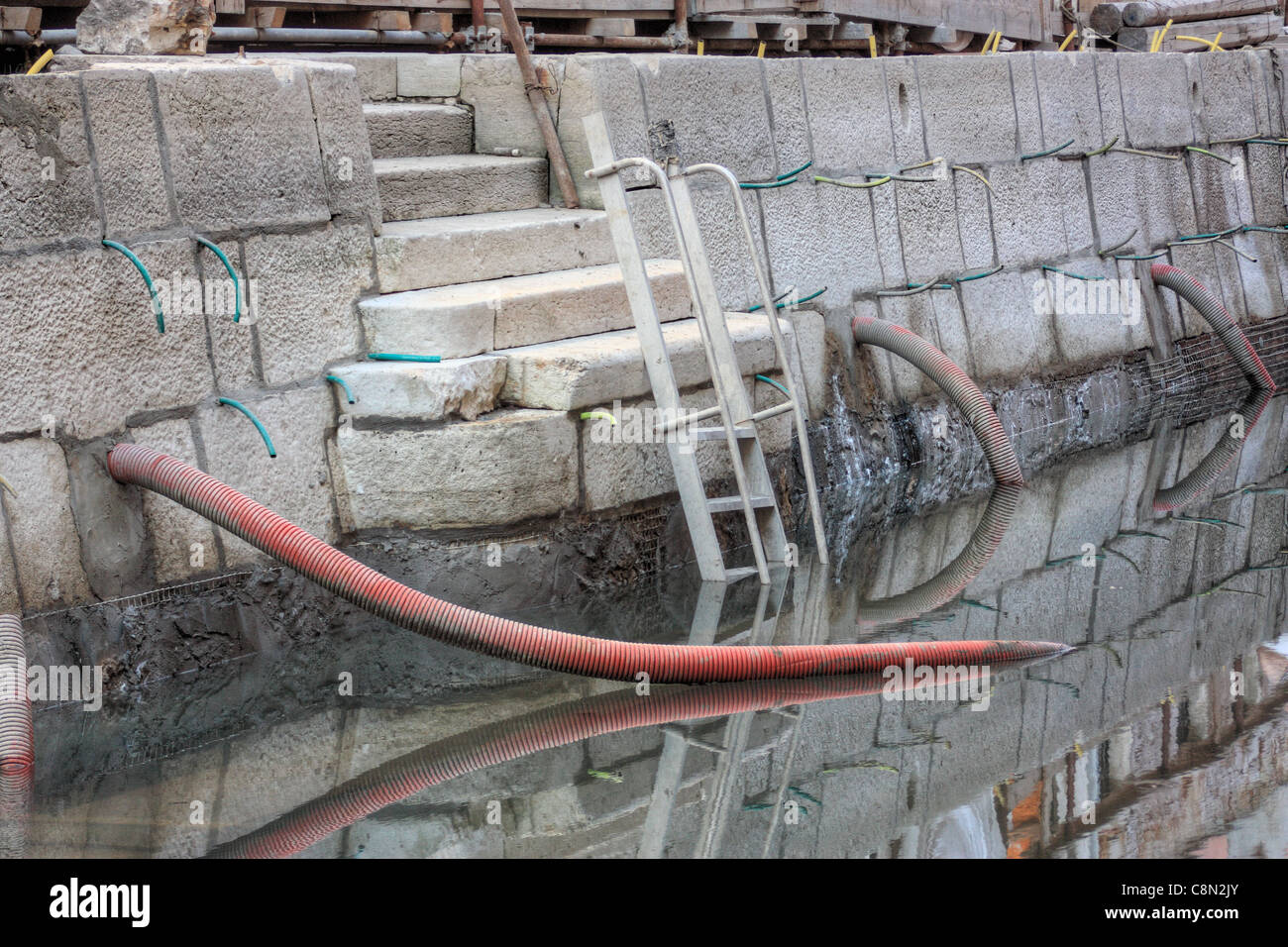 Manutenzione del dragaggio a secco dei canali di Venezia Foto Stock