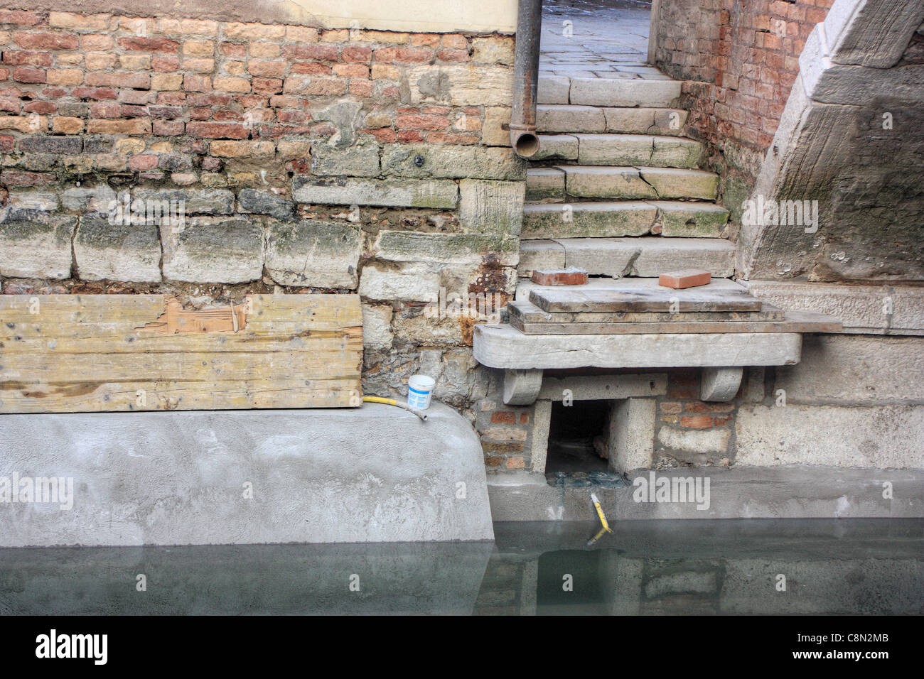 Manutenzione del dragaggio a secco dei canali di Venezia Foto Stock