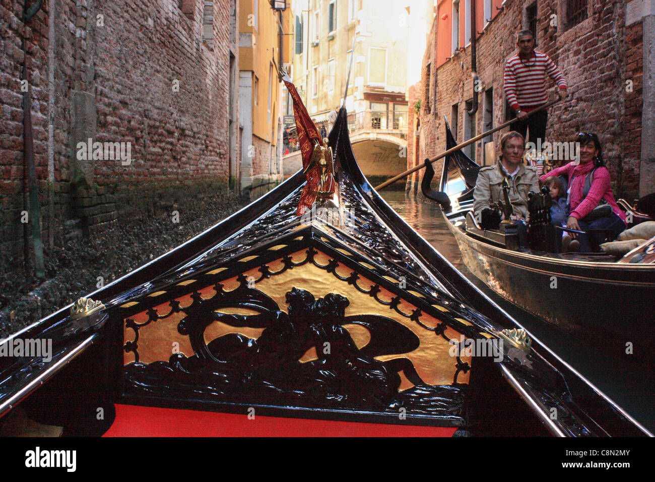 In sella a una Gondola, Venezia, Italia Foto Stock