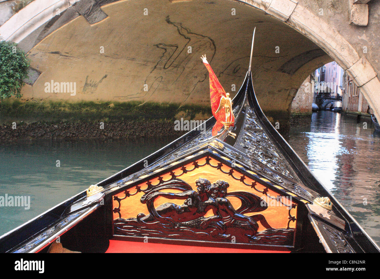 In sella a una Gondola, Venezia, Italia Foto Stock