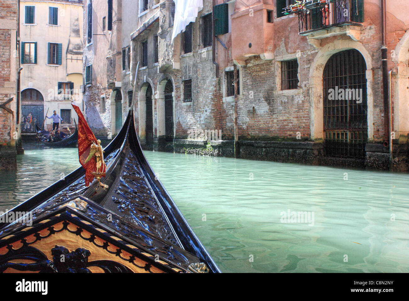 In sella a una Gondola, Venezia, Italia Foto Stock