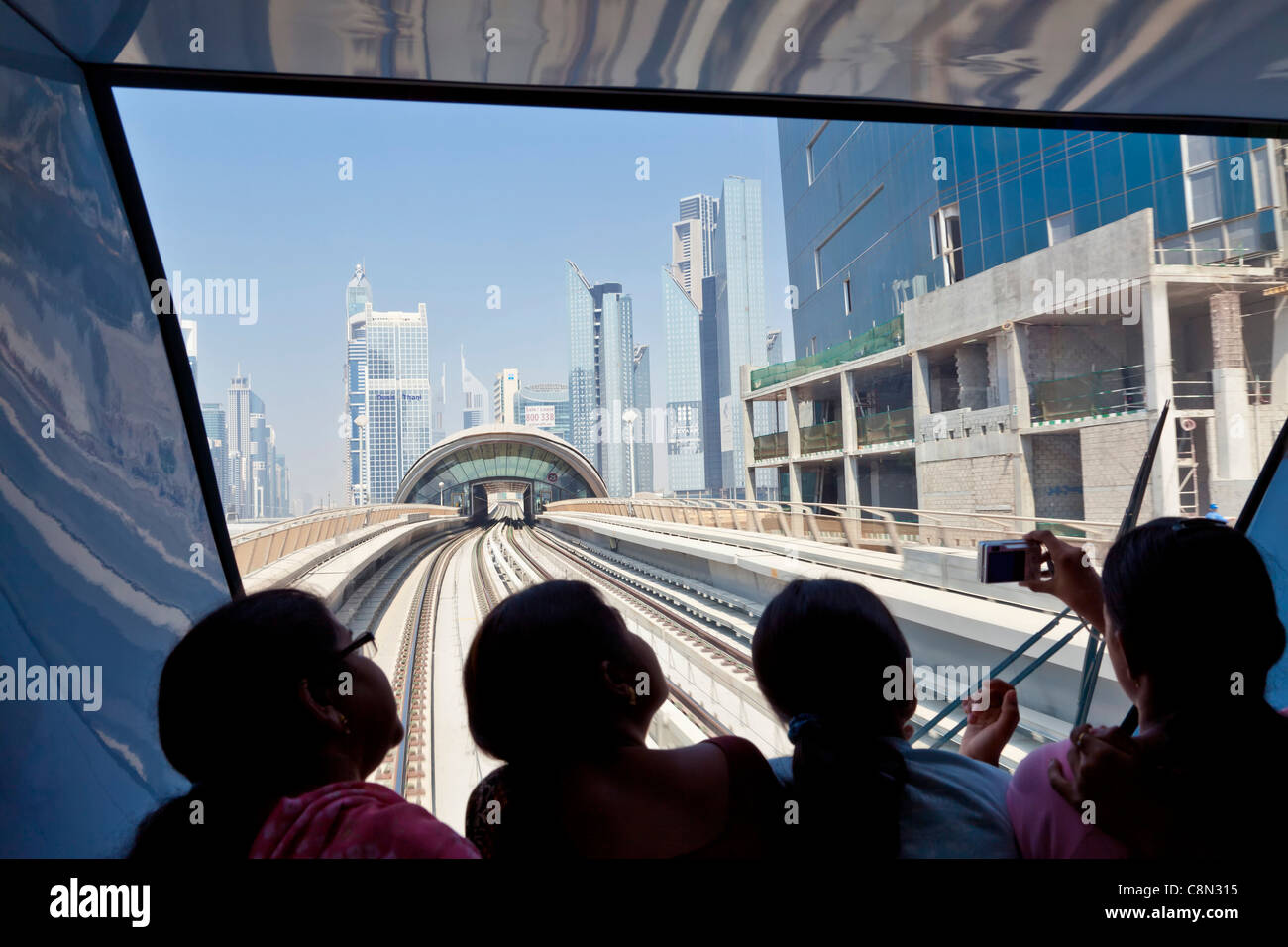 Sheikh Zayed Road skyline elevato aumento di grattacieli, treno metro interno passeggeri per turismo , città di Dubai, Emirati Arabi Uniti, Emirati arabi uniti Foto Stock