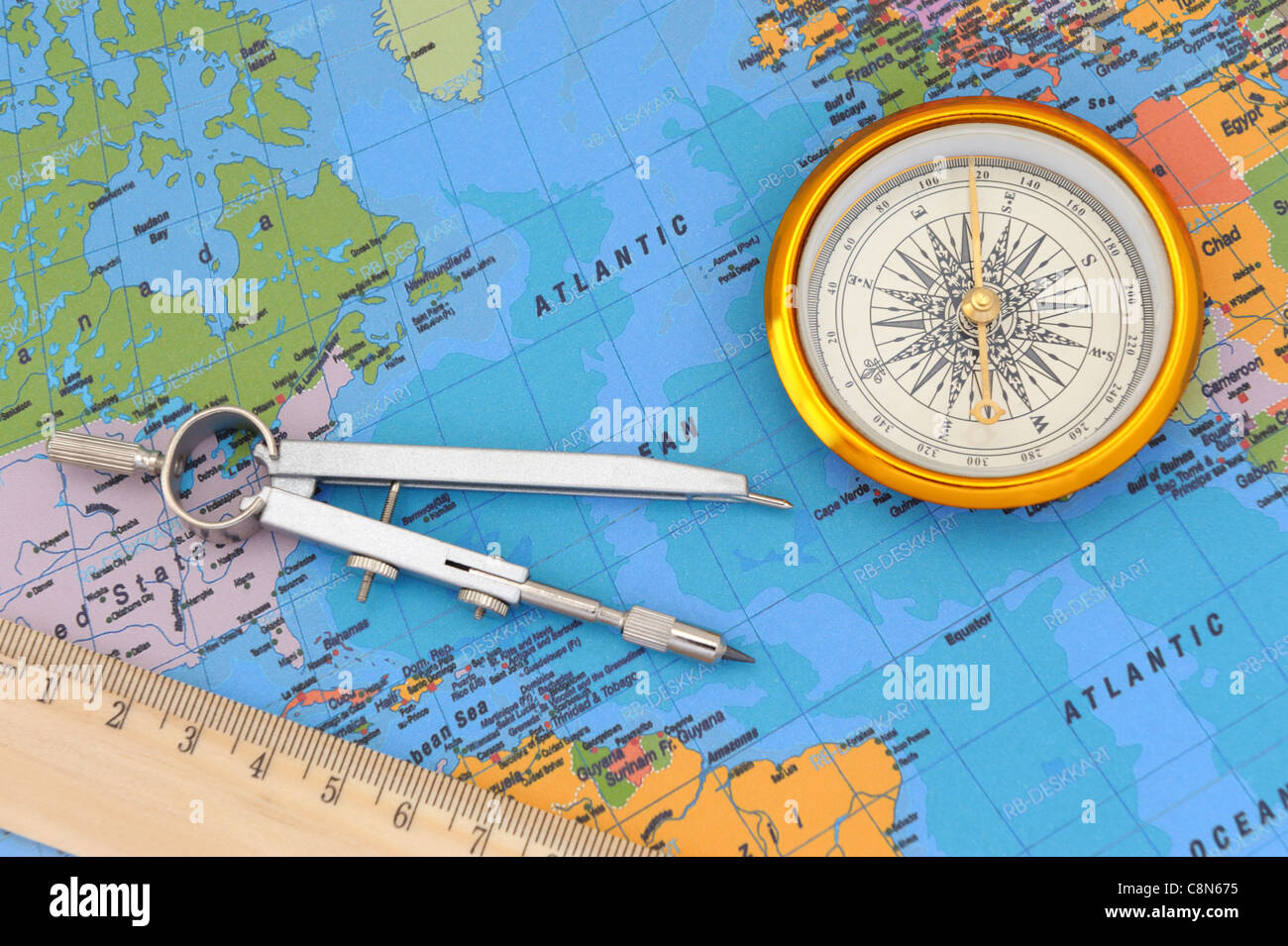 Oggetti da viaggio. Mappa, un righello, una bussola e divisorio Foto Stock