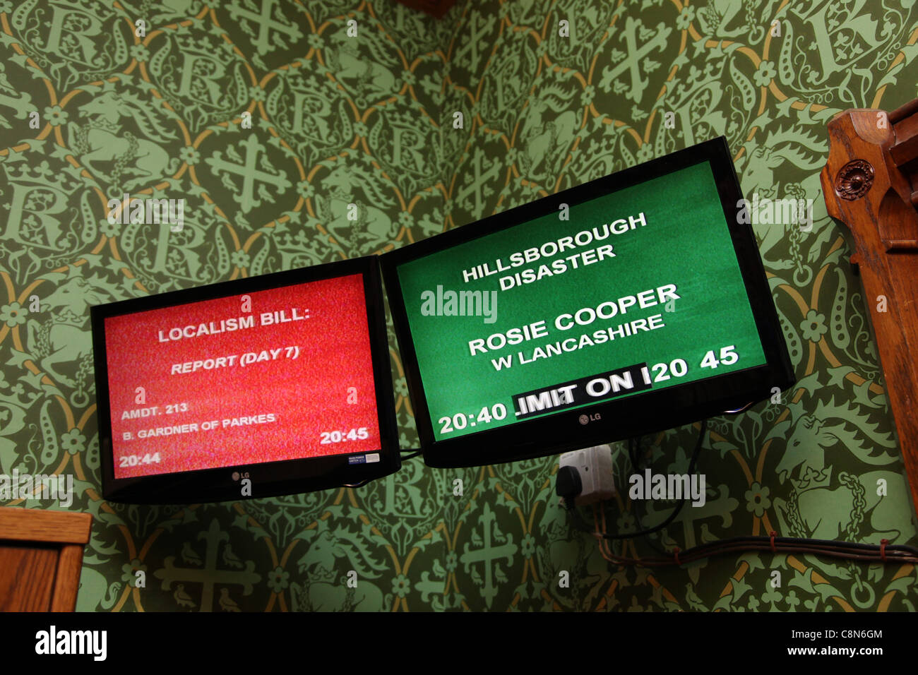 Schermi televisivi nella casa dei signori di trasmissione di informazioni sulle discussioni in seno alla House of Lords e la House of Commons Foto Stock