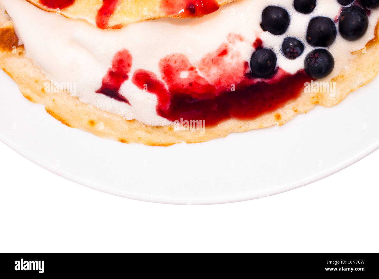 Dettaglio della piastra con la crêpe con gelato di berry topping e mirtilli. Foto Stock